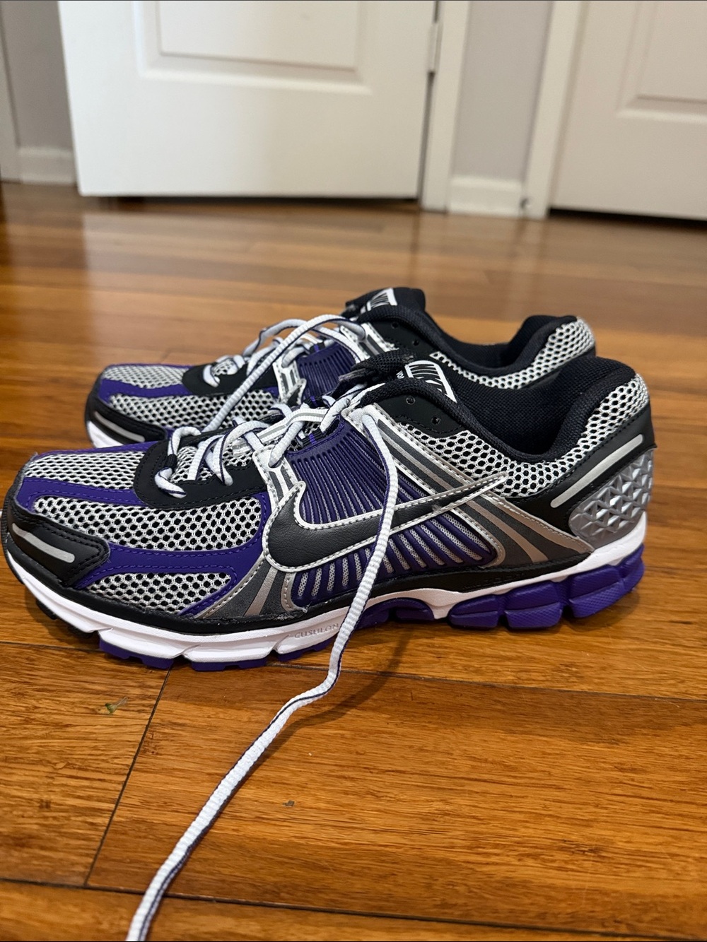 Nike Air Zoom Vomero 5 Mens Size 10 Metallic
Silver Court Purple Black IM2220095